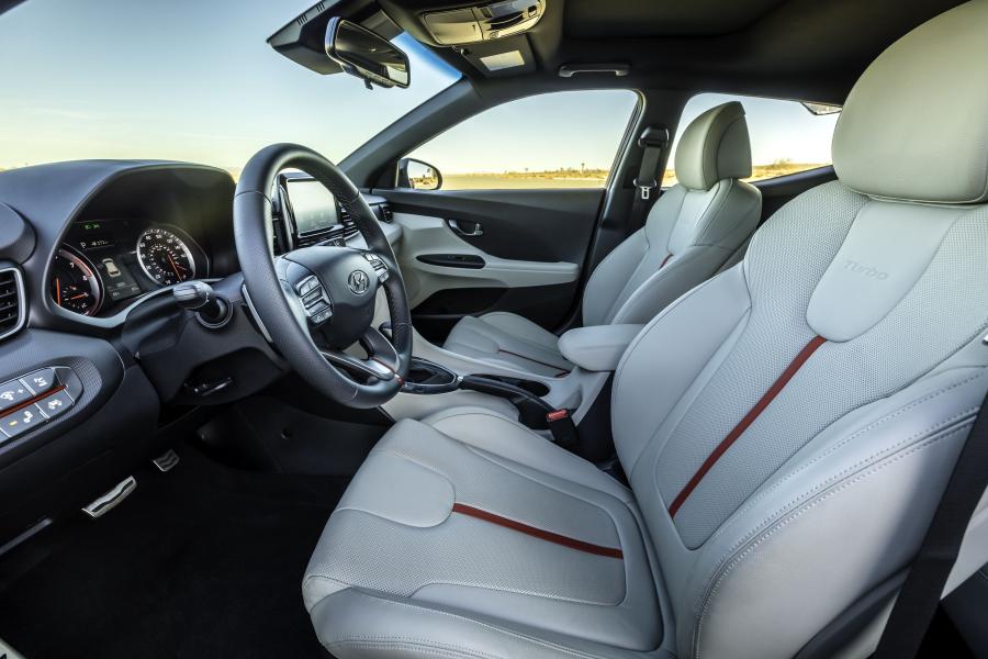 Интерьер Hyundai Veloster Turbo 2018 года  (NA) (фото 5 из 61)